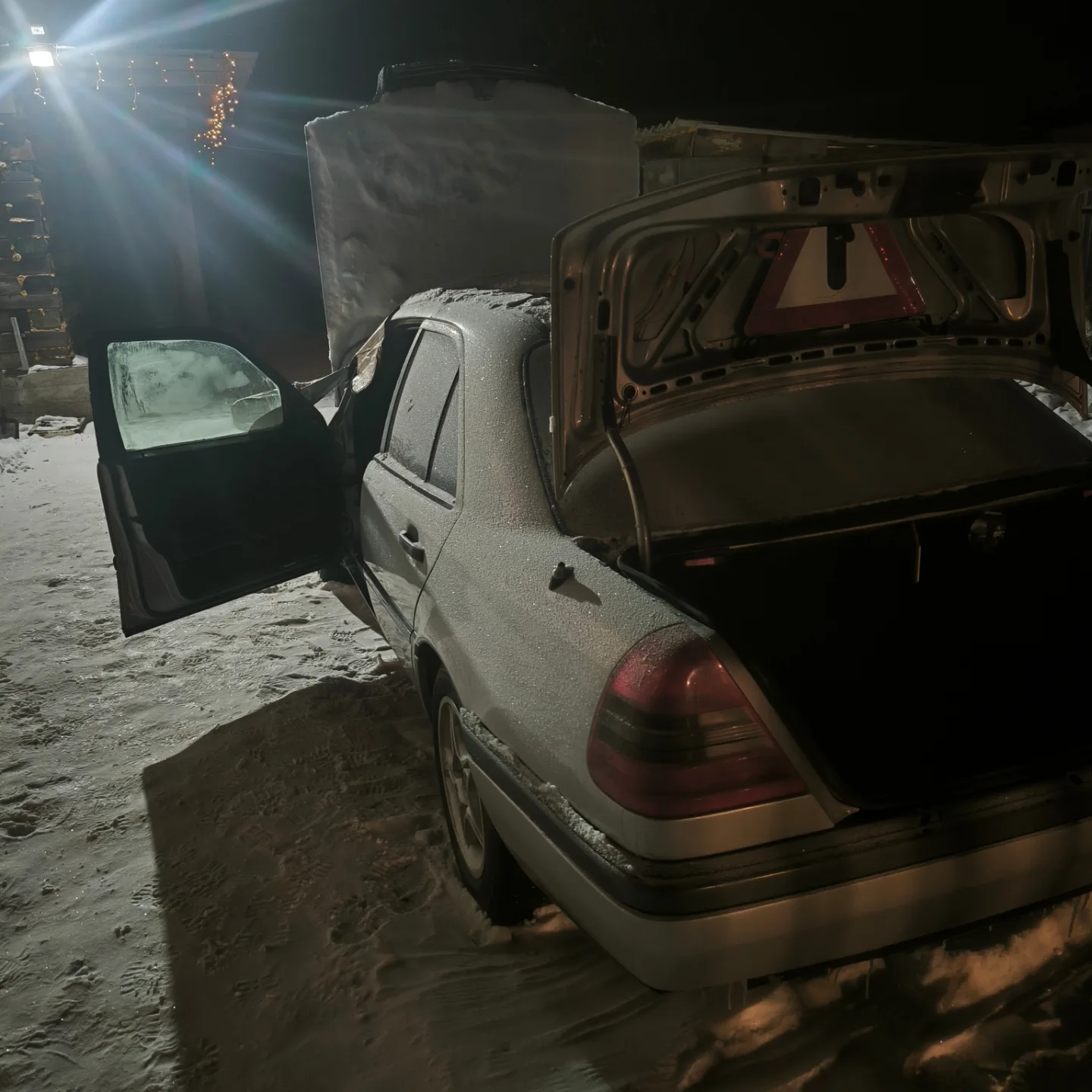 Открыли машину Mercedes W202, прикурили. Город Караганда